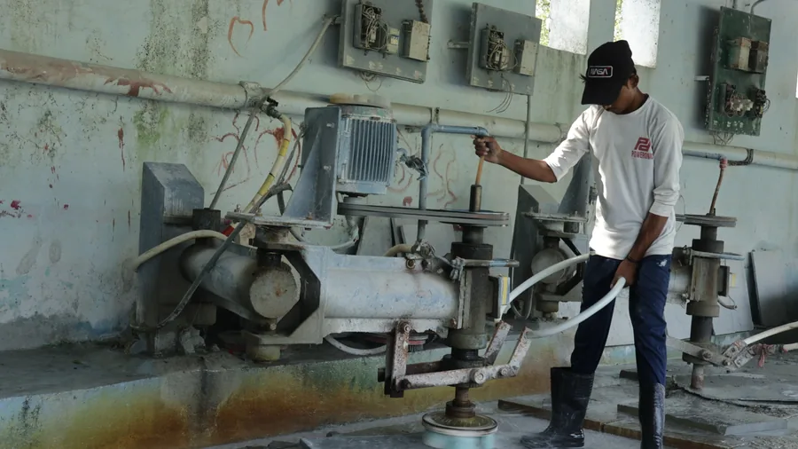 Wide view of the polishing lines running at the yard, slabs under water